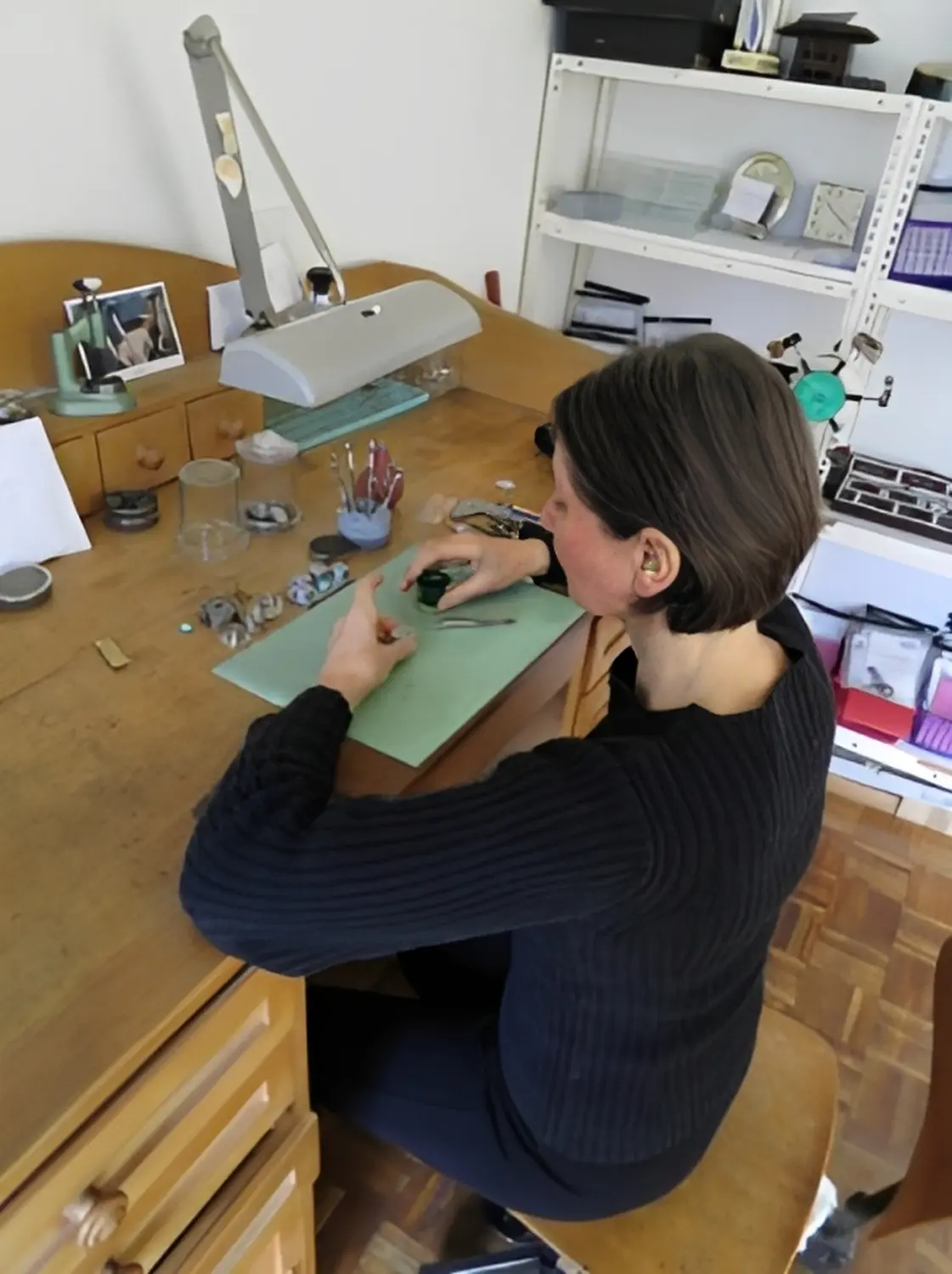 Petra Schmittbiel macht eine Uhr