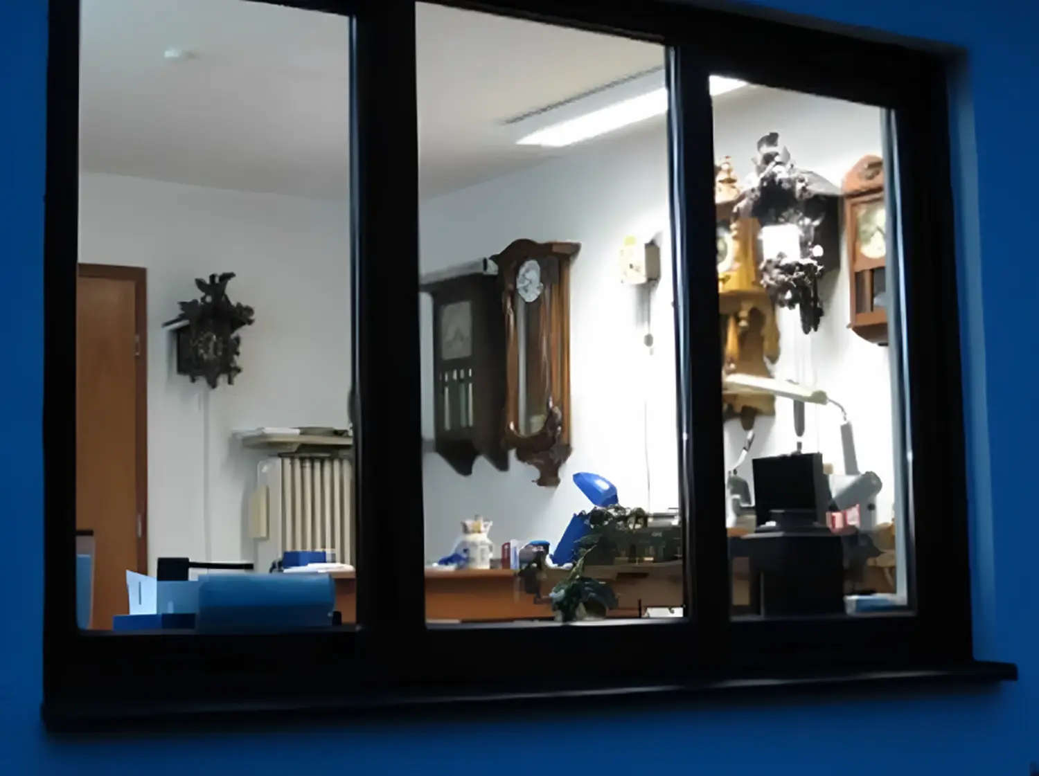 Uhren an der Wand Bürofenster